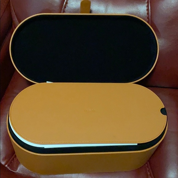 ❤️SOLD❤️Dyson Airwrap™ styler Complete (Nickel/Fuchsia) - Picture 4 of 5